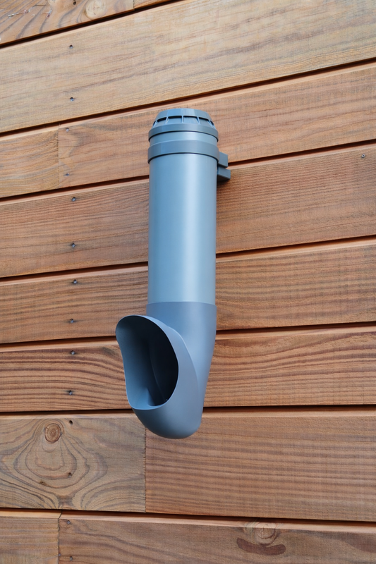 Mangeoire Cocobol suspendue avec réservoir haut, vue produit seule sur bardage bois, sortie de grain anti-gaspillage