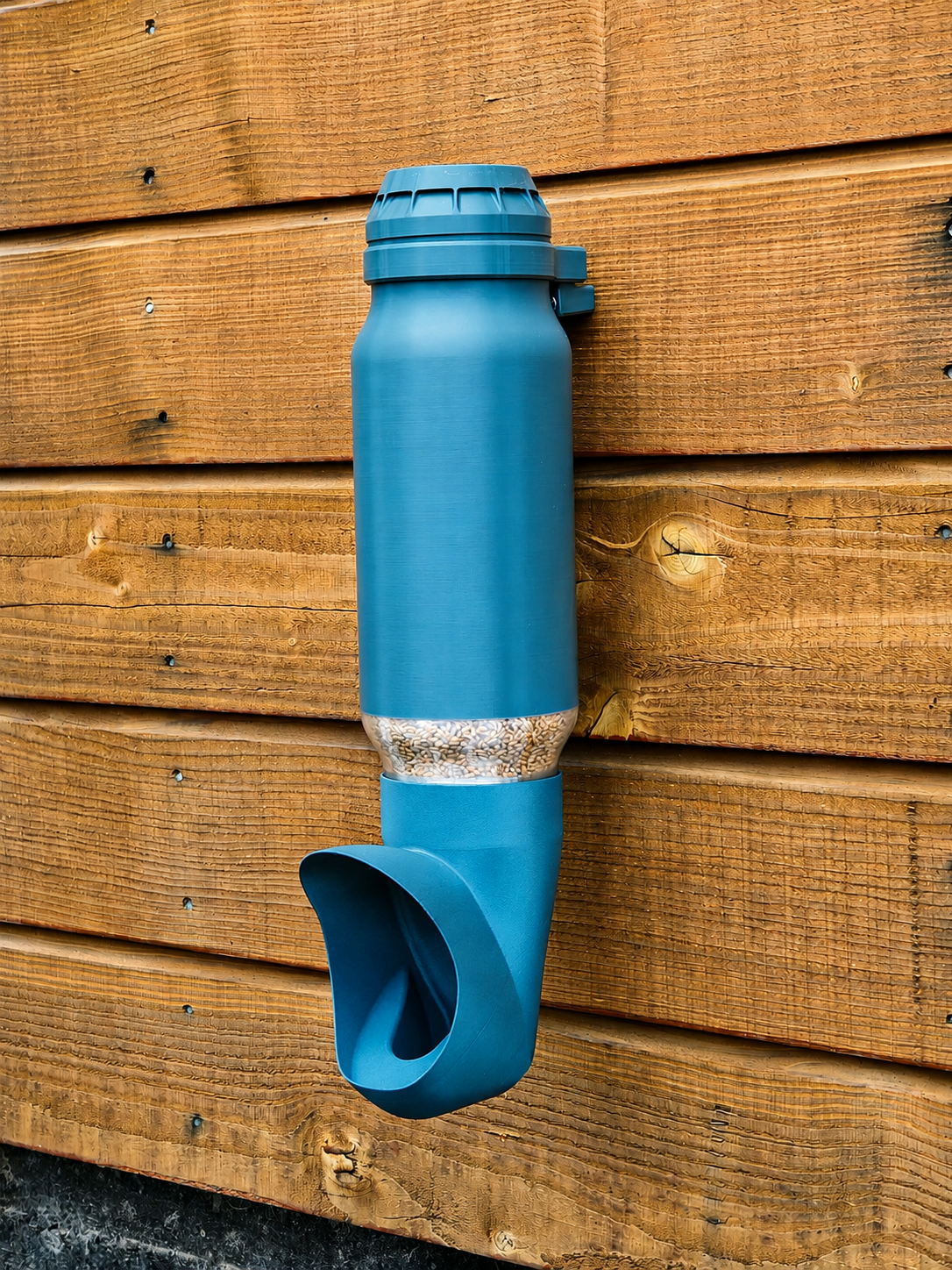 Mangeoire à poule Cocobol bleue avec fenêtre transparente pour voir le niveau de grain